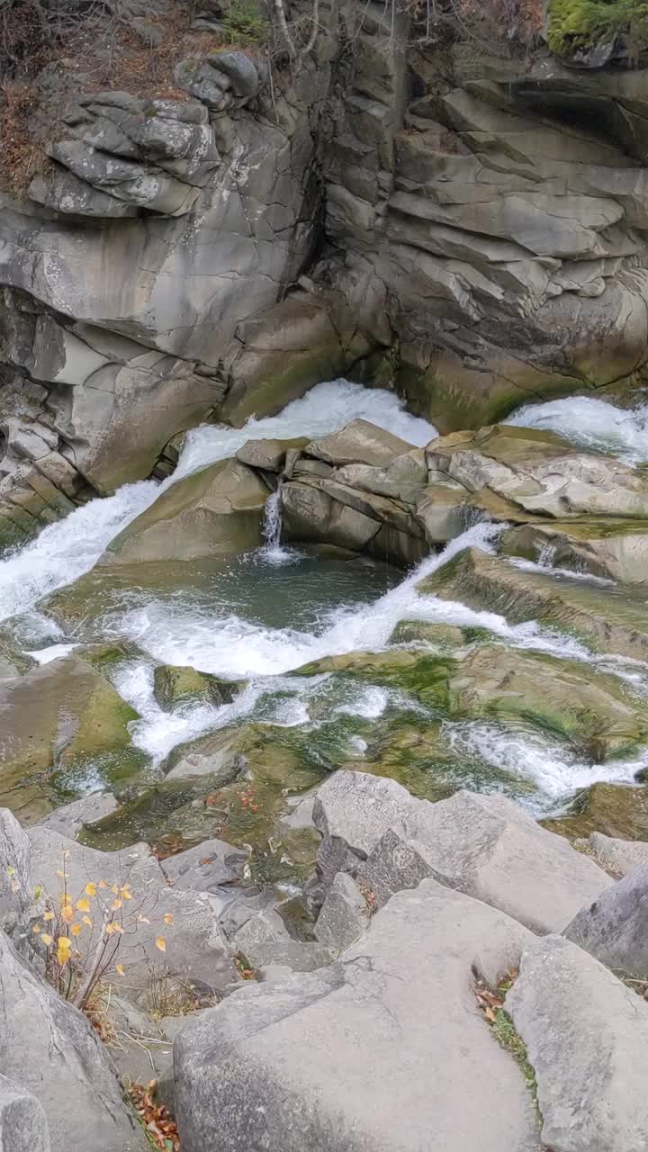 岩石间的小瀑布