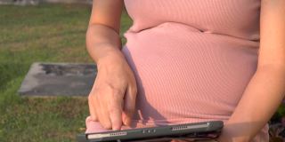 一名年轻孕妇使用数码平板电脑的4k视频片段