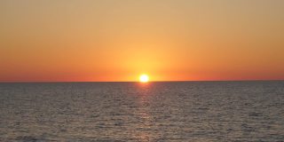橙色的日落。日落海景。黄红的太阳沉入大海。美丽的日落在海上