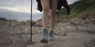 一个女性远足者在度假时徒步旅行的脚和腿。