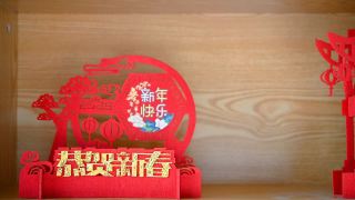 pan view Chinese New Year decoration in a closet无标志无商标Chinese translation-春节快乐，祝你繁荣昌盛视频素材模板下载