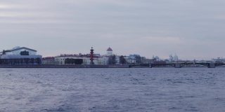 从涅瓦河俯瞰圣彼得堡