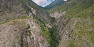 阿尔泰山楚利希曼河附近的蘑菇岩。西伯利亚,俄罗斯