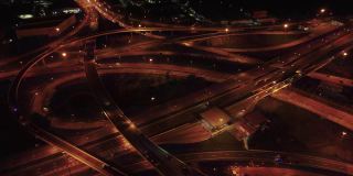 无人机俯瞰夜景城市与高架道路桥梁交叉路口