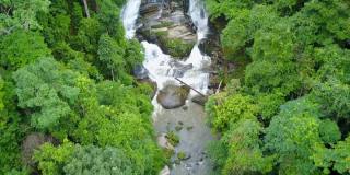 西丽丹瀑布鸟瞰图，水花飞溅，这是土因达侬国家公园山上的著名瀑布之一。位于泰国清迈。