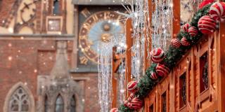 2021年波兰弗罗茨瓦夫老城市场圣诞集市房屋装饰