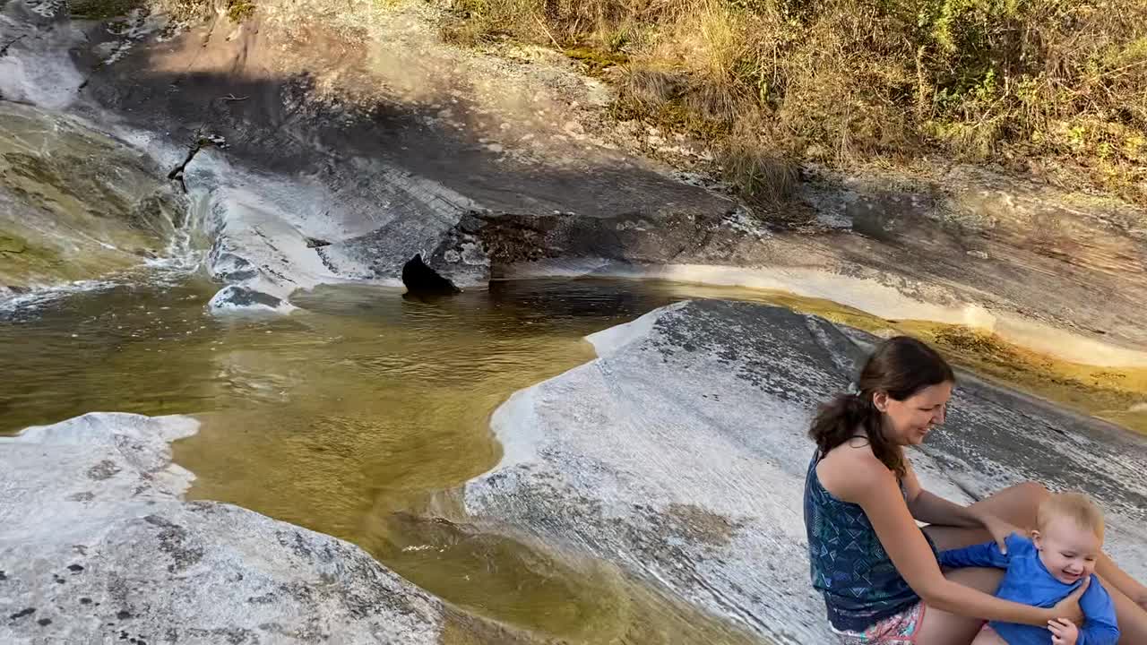 一家人在米纳斯吉拉斯州峡谷享受瀑布区
