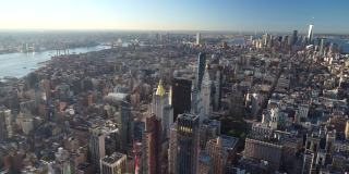 从空中俯瞰纽约市的天际线，曼哈顿