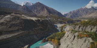 秋天在喜马拉雅山脉的河流