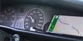司机在智能手机上查看地图上的导航。