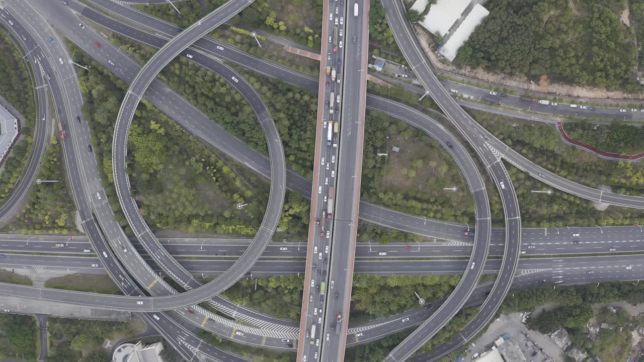 立交桥位于现代高速公路和城市主干道的交叉口，架空4k高清视频