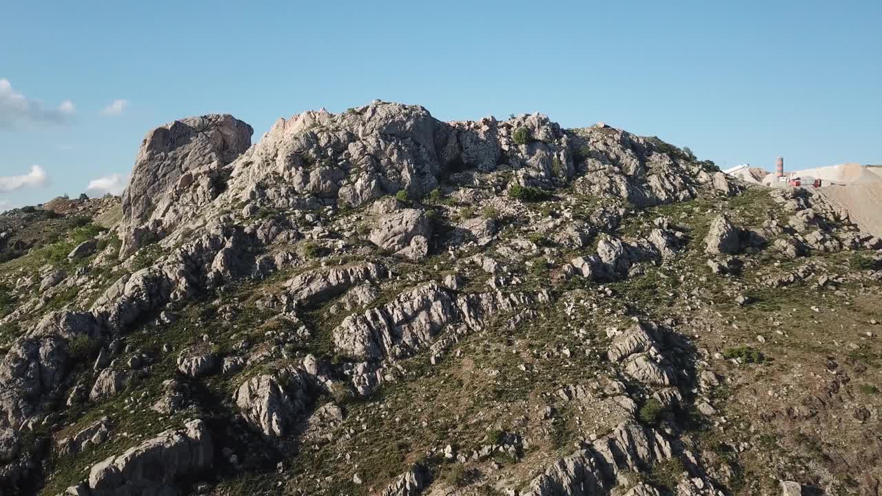 山谷和山脉，无人机镜头4k。土耳其山口。无人机拍摄阳光明媚的土耳其安卡拉的群山