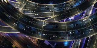 无人机视角的立交桥和城市交通在夜间