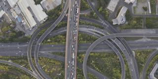 立交桥位于现代高速公路和城市主干道的交叉口，架空4k高清视频