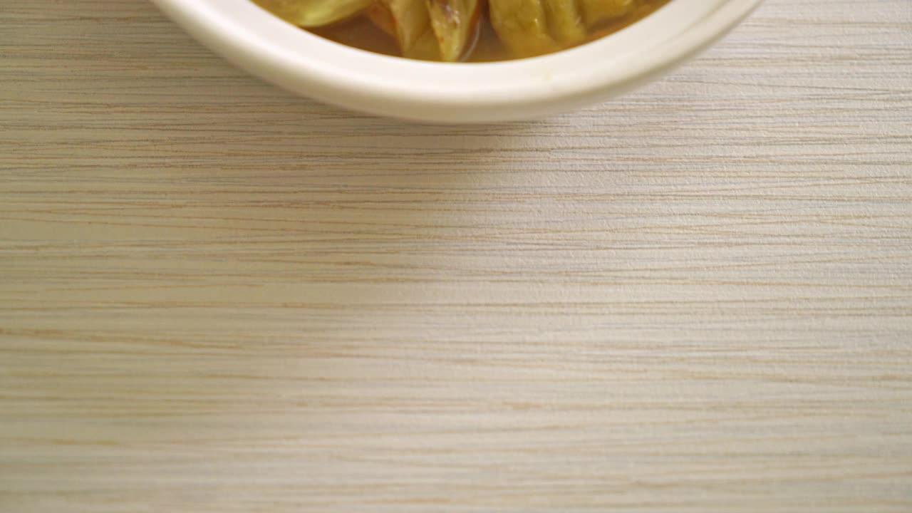 煮泡菜和苦瓜汤-亚洲和素食的食物风格