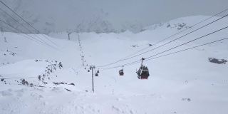 18.04.2021俄罗斯特斯科尔慢动作。山顶积雪和滑雪场缆车的俯视图