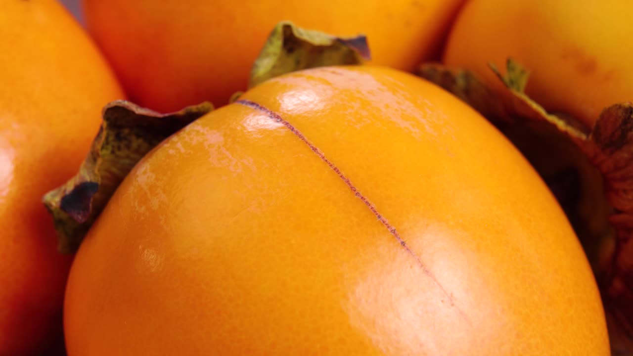 新鲜成熟的柿子水果特写。宏