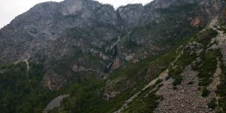 阿尔泰夏日的岩石瀑布