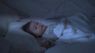 疲倦的亚洲婴儿婴儿揉眼睛由于过敏，当睡觉在床上。尘螨过敏。视频素材模板下载