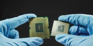 未来技术概念:无菌工作服的工程师用手套握住计算机微芯片并检查它