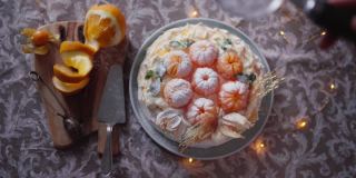 芭芙洛娃蛋糕低光饰以鲜桔子，焦糖薄荷酸浆倒入糖粉筛慢动作。以俄罗斯芭蕾舞女演员命名的蛋白霜甜点。
