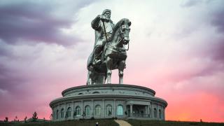 蒙古乌兰巴托成吉思汗骑马像的延时视图视频素材模板下载