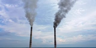 工业工厂管道排放气体和烟雾。天空背景上有有害烟雾的烟囱。生态危机与大气污染的概念。