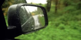 乡间公路上汽车后视镜的反射。