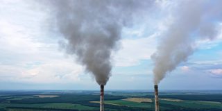 工业烟尘造成的大气污染。工厂产生化学烟雾的管道。浓烟和蒸汽污染环境。气候变化和全球变暖。