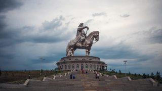 蒙古乌兰巴托成吉思汗骑马像的延时视图视频素材模板下载