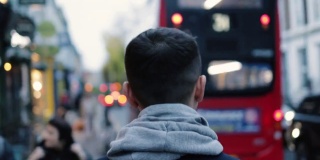 一名年轻人走在英国伦敦的大街上