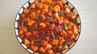 麻婆豆腐——传统的川菜，由丝豆腐和碎牛肉制成，里面塞满了麻辣味的辣椒油和花椒——亚洲美食风格视频素材模板下载