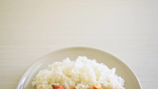 麻婆豆腐——传统的川菜，由丝豆腐和碎牛肉制成，里面塞满了麻辣味的辣椒油和花椒——亚洲美食风格视频素材模板下载