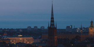 斯德哥尔摩,瑞典。Riddarholm Kyrka建筑或Riddarholm教堂的夜景，在Riddarholmen岛上埋葬瑞典君主的地方。夜晚城市的天际线