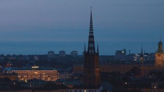 斯德哥尔摩,瑞典。Riddarholm Kyrka建筑或Riddarholm教堂的夜景，在Riddarholmen岛上埋葬瑞典君主的地方。夜晚城市的天际线视频素材模板下载