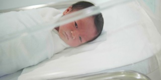 床上可爱的亚洲新生儿的肖像。