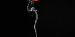 在黑色背景上点燃香烟的禁止吸烟标志的动画