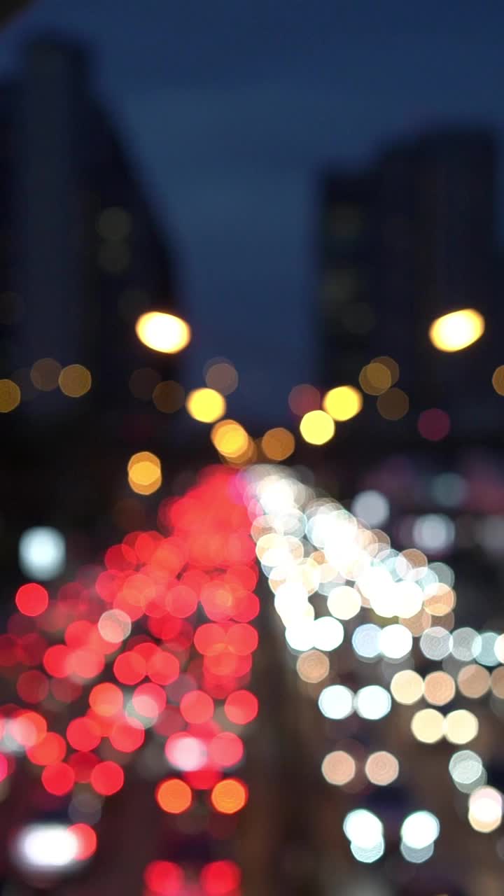 失焦背景与模糊的未聚焦的城市灯光散景和驾驶汽车和汽车灯。