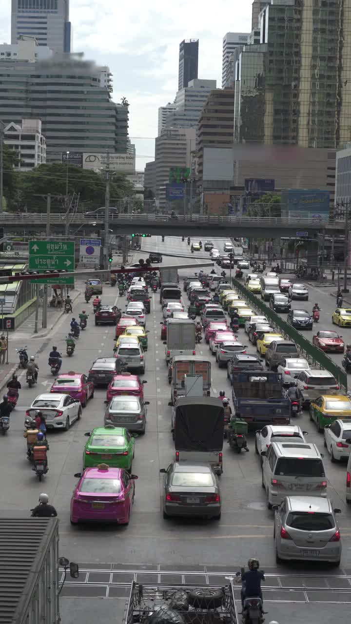泰国曼谷Phet Phra Ram路交通拥堵。