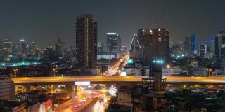 曼谷市区与汽车交通的交叉口鸟瞰图的延时。泰国。金融区在智慧城市与科技城市。摩天大楼的夜晚