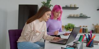 积极的女大学生在宿舍用笔记本电脑一起学习