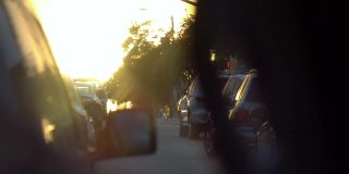 日落时分，在加州的街道上被塞车，以120帧/秒的慢镜头拍摄