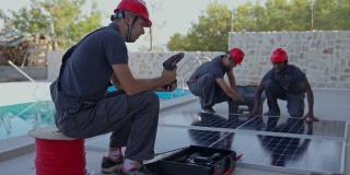 由多种族男性蓝领工人和安装太阳能电池板的工程师组成的团队