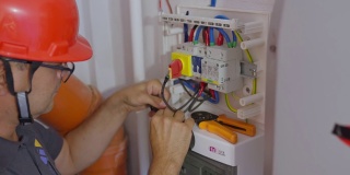 熟练的白人中年工程师安装太阳能电池板的电线