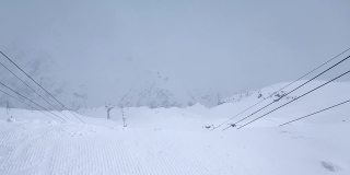 缓慢的运动。山顶积雪和滑雪场缆车的俯视图