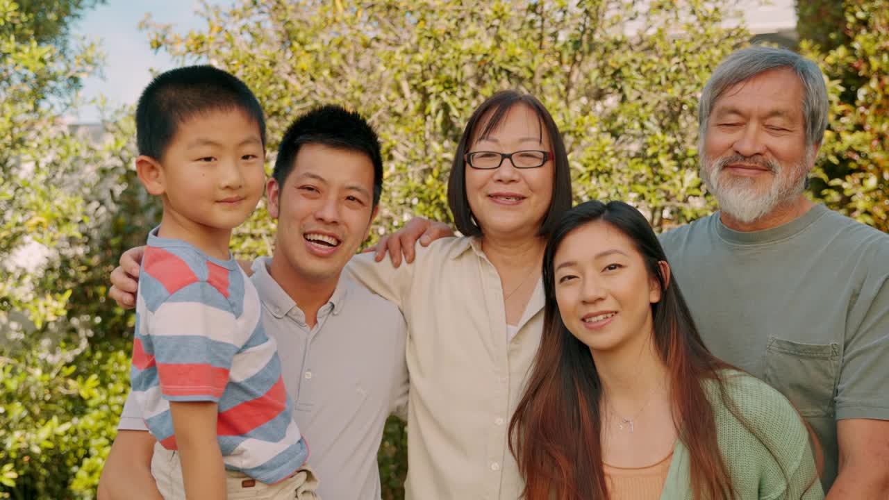 一个家庭站在自家院子里的4k视频