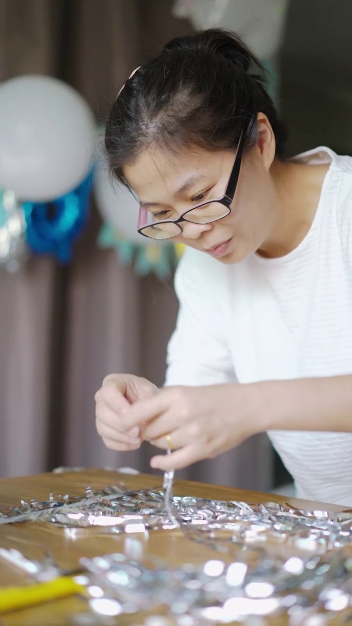 一名女子在家中布置生日派对