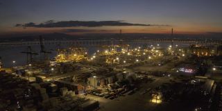 日落之后，灯火通明的大型商港码头依然繁忙