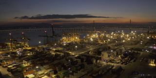 日落之后，灯火通明的大型商港码头依然繁忙