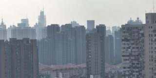 无人机鸟瞰雾中的上海城市天际线和摩天大楼